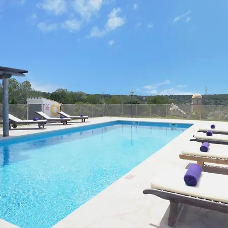 Villa Sleeps 8 Pool Wifi *